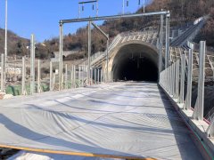 他和团队冒着大雪进行最