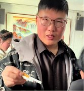 与旁人互动保持礼貌克制