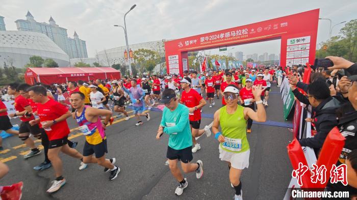 两万跑者齐聚湖北孝感 脚
