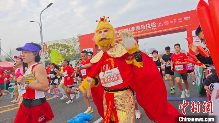 两万跑者齐聚湖北孝感 脚步丈量孝文化名城