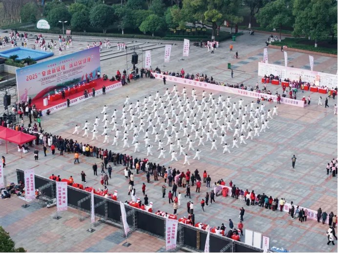 岳阳市成立全民健身志愿服务队 女性健康义诊区