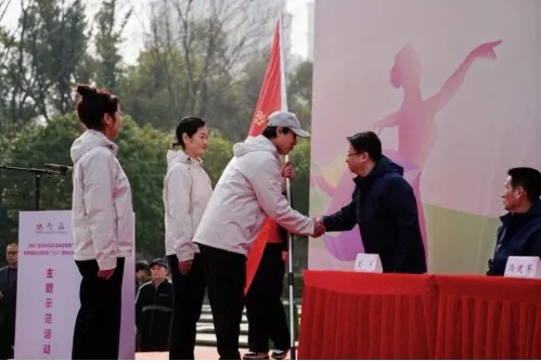 岳阳市成立全民健身志愿服务队 女性健康义诊区