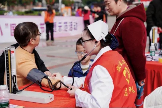 岳阳市成立全民健身志愿服务队 女性健康义诊区