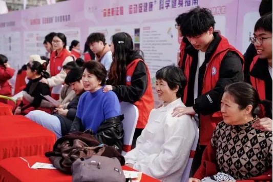 岳阳市成立全民健身志愿服务队 女性健康义诊区