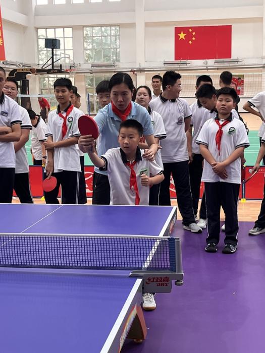 李晓霞走进盘锦校园 与青少年切磋球技传递乒乓