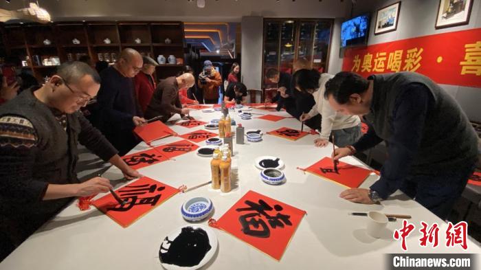 艺术家挥毫送福迎巴黎奥运