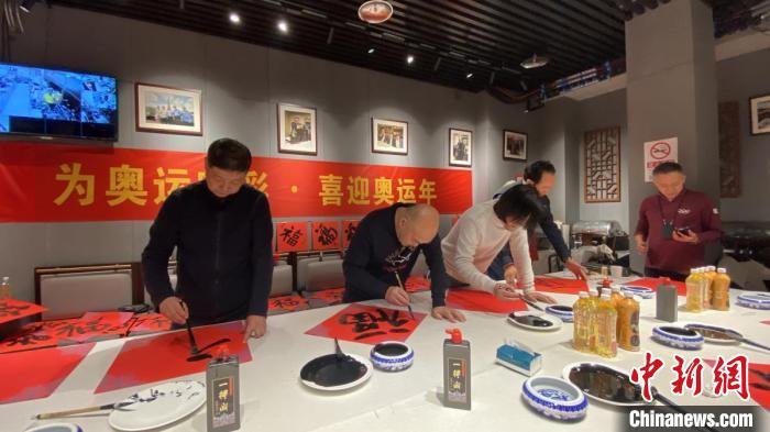 艺术家挥毫送福迎巴黎奥运