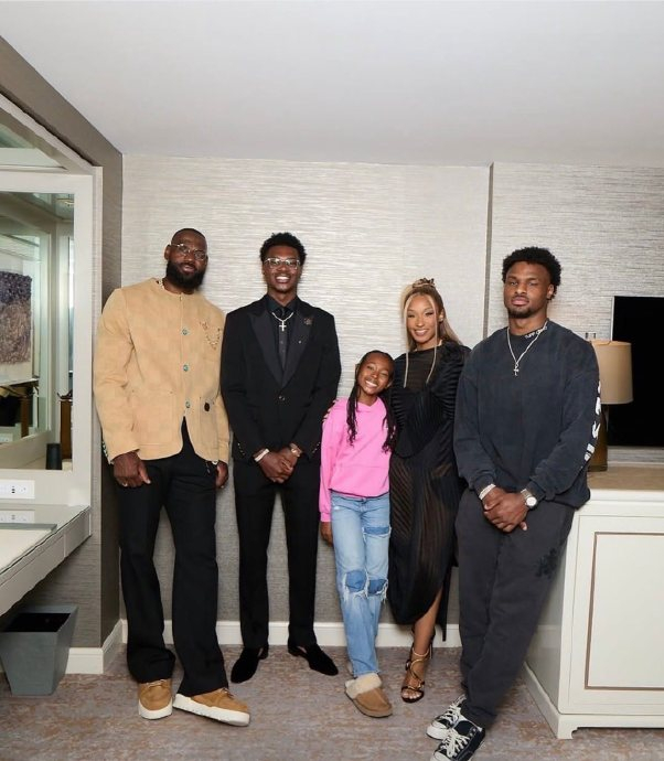 勒布朗·詹姆斯23年无争议生涯完美人生引热议