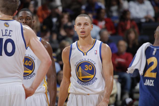 库里时隔14年再披战袍 赛季首战替补出战迎战火