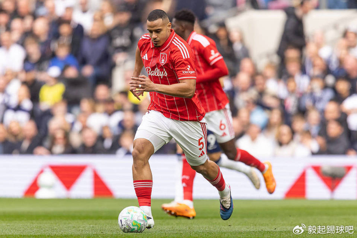 曼联瞄准年轻中场新星 引援目标覆盖中卫位置